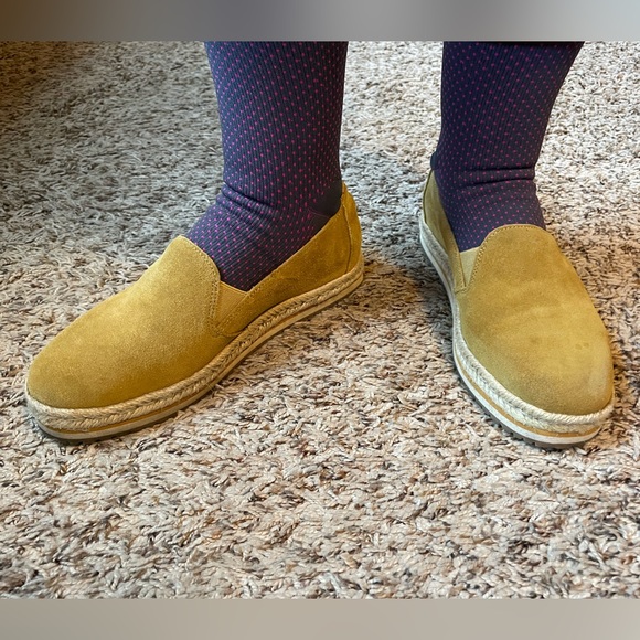 Yellow Suede Tom’s Palma Espadrille in great condition - Picture 11 of 11